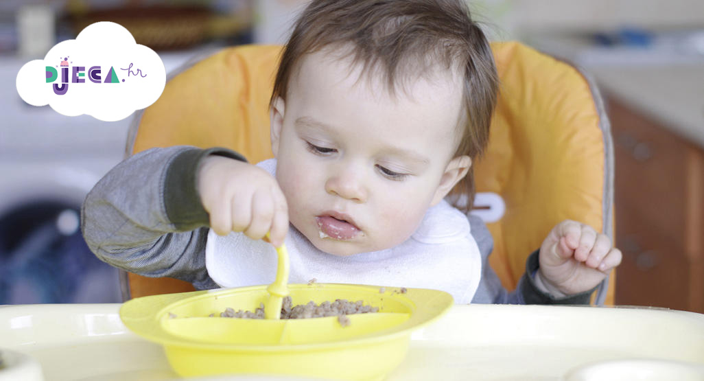 Ребенок учится есть сам. Самостоятельный ребенок. Ребенок кушает. Самостоятельность ребенка. Малыш кушает сам.