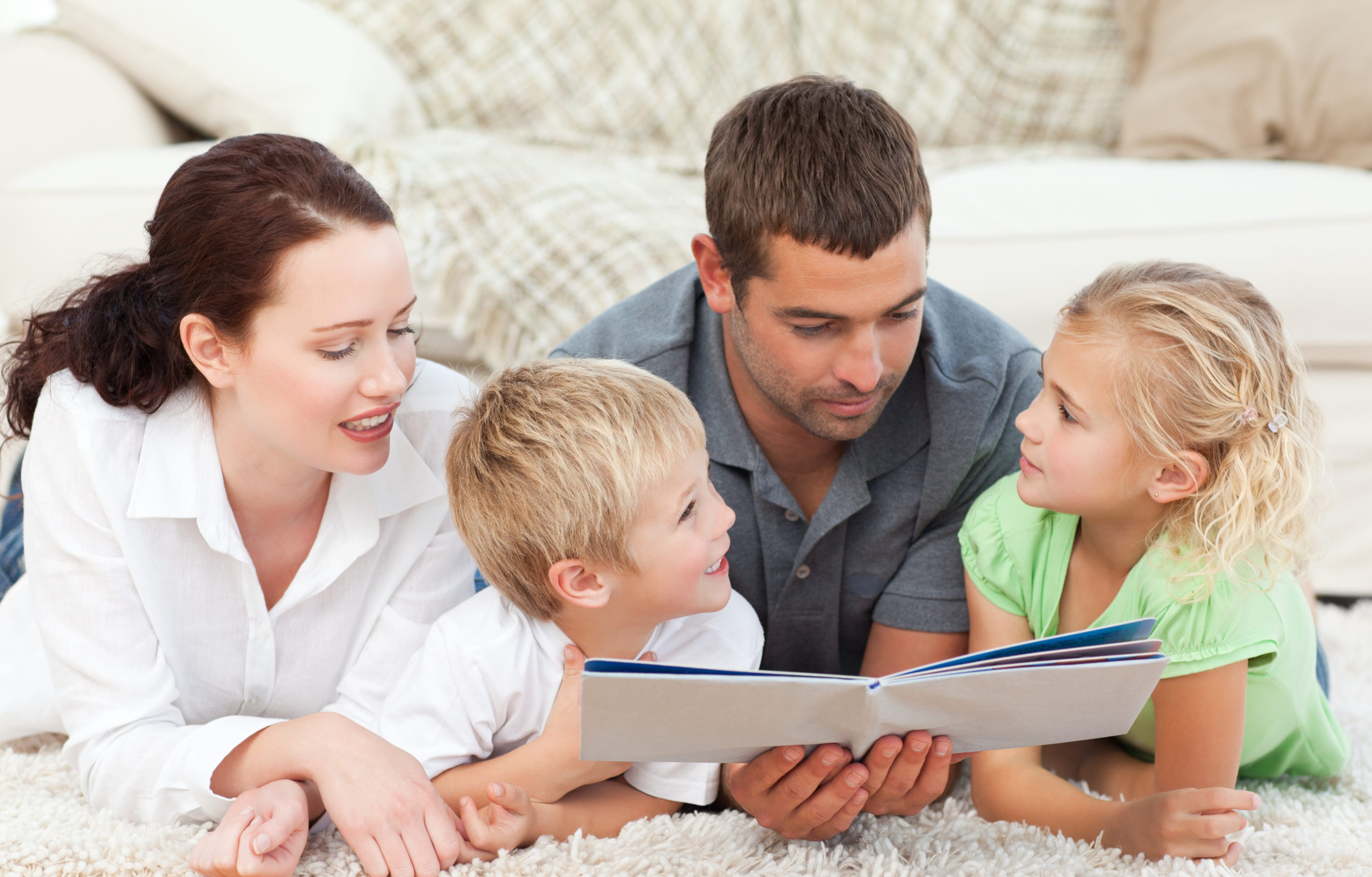 Читать новая семья. Дети с родителями. Воспитание ребенка. Общение родителей с детьми. Семейное воспитание.